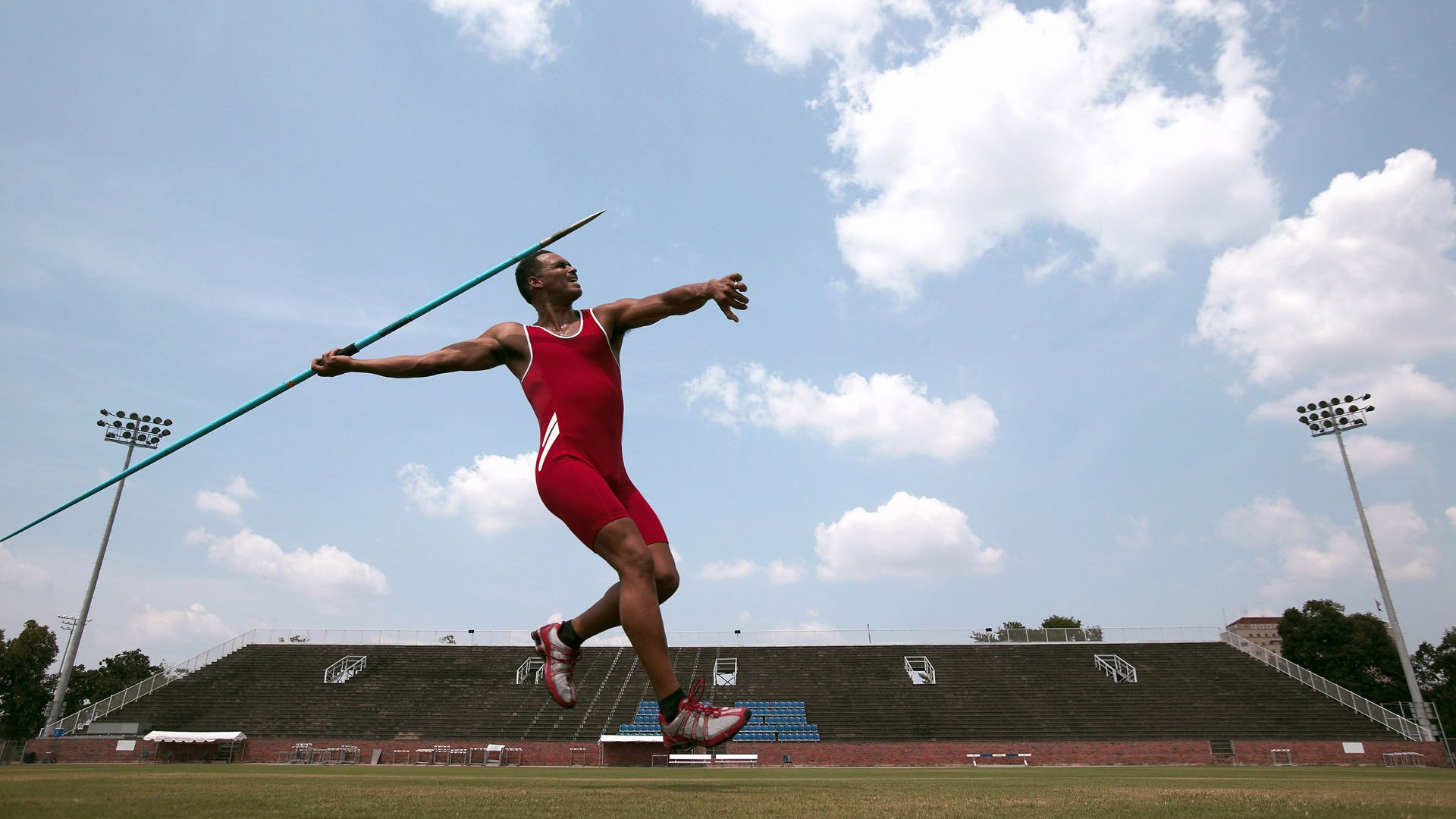纽卡斯尔整体协作压制对方控球意图,纽卡斯尔球队